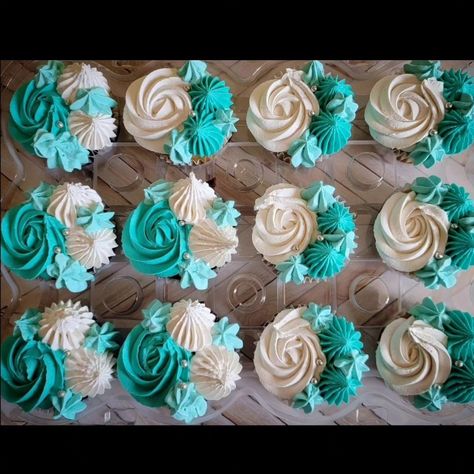 Teal and white cupcakes Teal Wedding Cupcakes Ideas, Teal And White Cupcakes, One Teir Wedding Cake, Desert Presentation, Turquoise Cupcakes, Teal Cupcakes, White Wedding Cupcakes, Birthday Colors, Rosette Cupcakes