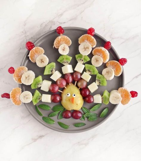 This Turkey Fruit Board Is a  Fun Thanksgiving Food For Kids! Kids Charcuterie Board Thanksgiving, Thanksgiving Food For Kids, Chocolate Icing For Cupcakes, Fun Thanksgiving Food, Festive Thanksgiving Desserts, Turkey Fruit, Kid Friendly Thanksgiving, Thanksgiving Charcuterie Board, Thanksgiving Charcuterie