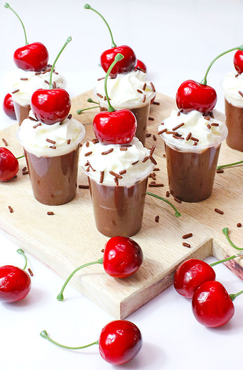 Chocolate cherry pudding shots Cherry Pudding, Cherry Cordial, Valentines Baby, Pudding Shots, Valentines Baby Shower, Mousse Dessert, Dessert Photography, Chocolate Covered Cherries, Food Decor