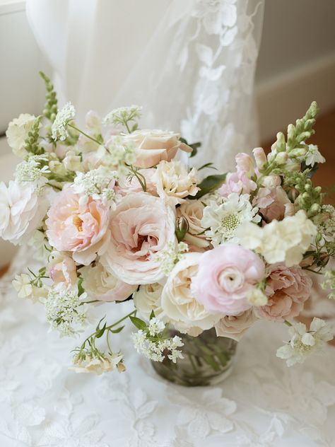 Blush, white, and peach floral tones with soft greenery will give your bridal bouquet such an airy, and garden inspired look. We customize all our floral arrangements & designs to match the desired look you have for your day! Based in the entire New England region & beyond ✈️ Pink And White Spring Bouquet, Pink And White Flower Arrangements Wedding, Pastel Pink And White Wedding Bouquet, Floral Arrangement Styles, Pink And Cream Flower Arrangements, Florals On Wedding Cake, Blush And Cream Bridal Bouquet, Pink And White Arrangements, Wedding Bouquets Garden Style