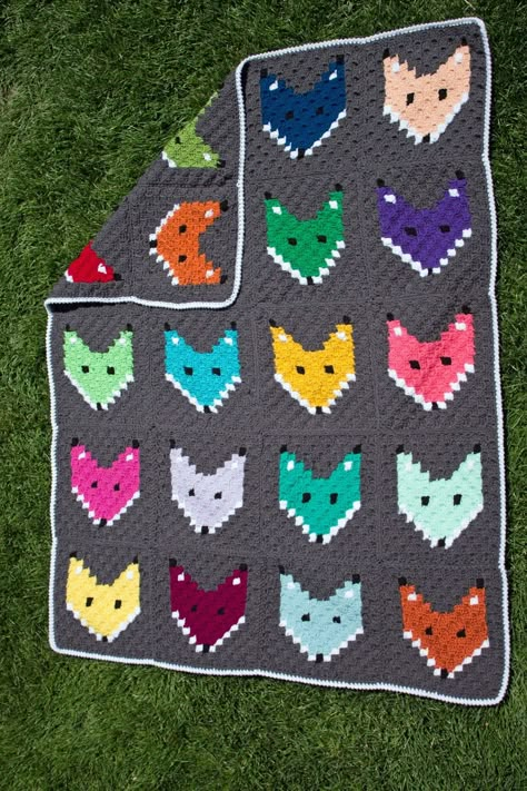 It is done! 20 colorful fox squares later and I have maybe my most favorite thing I ever made. I’m a little bummed that it Fox Blanket, Crochet Blanket Afghan, This Heat, Crochet Quilt, C2c Crochet, Crochet Afghans, Baby Blanket Pattern, Baby Blanket Crochet Pattern, Afghan Crochet Patterns