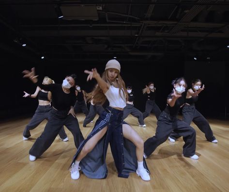 Kpop Dancing Photo, Kpop Dance Pictures, Kpop Dance Photography, Pop Dance Poses, Aesthetic Dance Photos, Lisa Dance Photo, Kpop Dance Aesthetic, Kpop Dance Practice, Dance Aesthetic Hip Hop