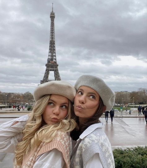 Paris Friends Pictures, Paris Photo Ideas Friends, Paris With Best Friend, Paris Best Friends, Paris Pictures Instagram, Paris Inspo Pictures, Paris Poses Photo Ideas, Besties In Paris, Best Friends In Paris