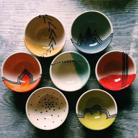 Silly Ceramics, Clay Utensils, Cream Sauces, Pottery Display, Ceramic Cafe, Painted Bowl, Diy Pottery Painting, Cerámica Ideas, Pottery Painting Designs