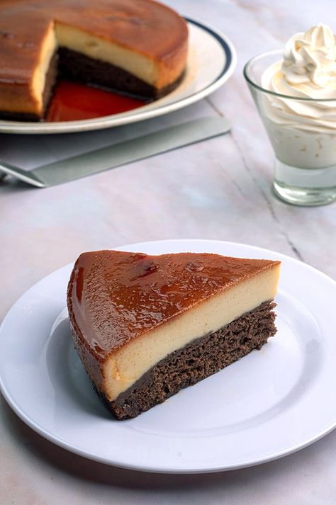 Chocoflan o Pastel imposible - Recetinas Italian Comfort Food, Meals On Wheels, Colombian Food, Pudding Recipes, Desert Recipes, Cafe Food, Cupcake Recipes, Flan, Mini Cheesecake