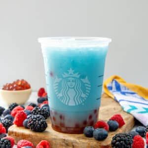 Summer Skies Drink {Starbucks Copycat} Summer Skies Starbucks Recipe, Summer Skies Drink Starbucks, Starbucks Boba Drinks, Summer Skies Starbucks, Summer Starbucks Drinks Recipes, Coconut Water Drinks, Berry Drinks, Boba Drink, Hydrating Drinks