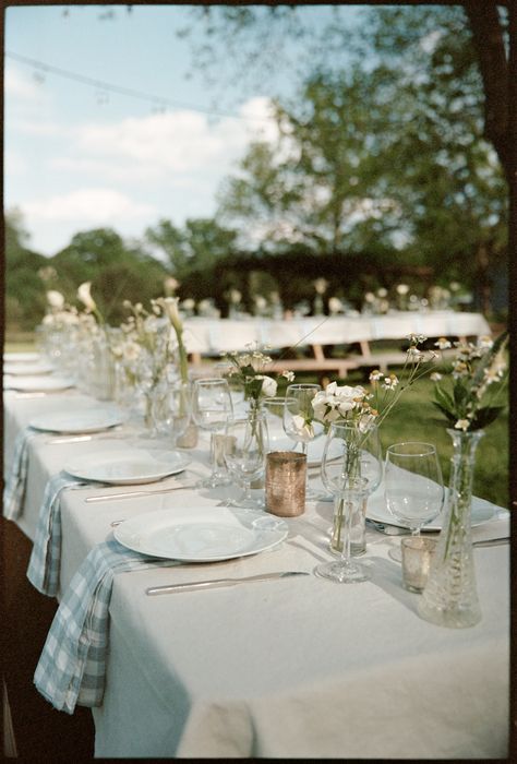 Farm Table Dinner Party, Backyard Barbecue Rehearsal Dinner, Casual Outdoor Rehearsal Dinner, Bbq Wedding Rehearsal Dinner Ideas, Rehersal Dinner Ideas Backyard, Rehearsal Dinner Backyard, Outside Rehearsal Dinner, Garden Party Rehearsal Dinner, Rehearsal Dinner Aesthetic