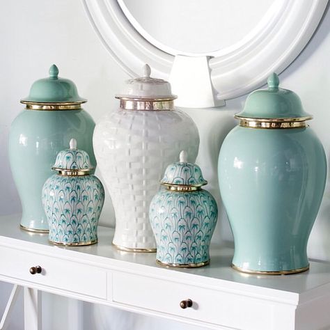 Grouping ginger jars together, give it more of an impact. Ginger Jars Decor, Blue White Decor, Diy Wall Art Decor, Love Photo, Ginger Jar, Blue Decor, White Decor, Elegant Homes, Ginger Jars