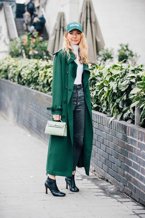 Fashion Kimono, London Outfits, Mode Mantel, Street Style New York, Womens Winter Fashion Outfits, London Fashion Week Street Style, London Fashion Weeks, Looks Street Style, Green Coat