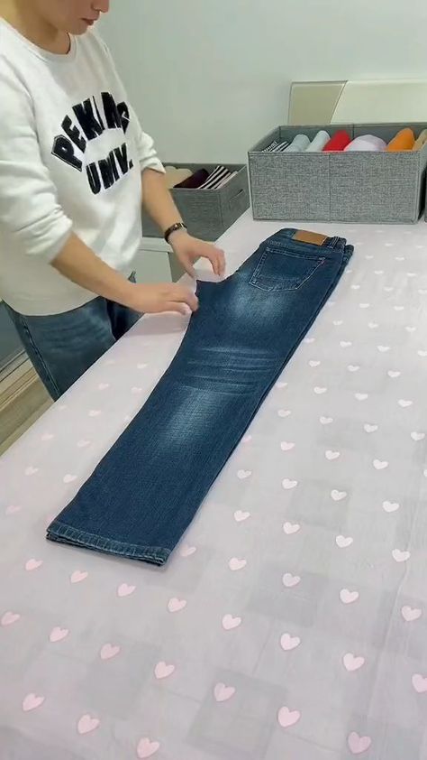 How To Fold Jeans, Folding Jeans, Easy Diy Clothes, Diy Clothes Hacks, Packing Hacks Clothes, Shirt Folding, Packing Clothes, How To Fold Towels, Diy Clothes Videos