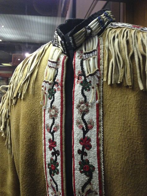 This Athabascan "Chief's Jacket" is at the University of Alaska, Fairbanks Museum of the North. It was made for Chief Jacob Luke, of Stevens Village and Fort Yukon, by his wife -- Bella Luke. His 14-year old stepdaughter, Lilly, did the intricate beadwork. The primary makers of the jacket were Bella Luke and Lilly Pitka. They made it in 1962, of moosehide, velvet, dentalia shells, and beads. Alaska Usa, Art Culture, Applique Patterns, Native Art, Old And New, Alaska, Bead Work, Fort, Photo Sharing