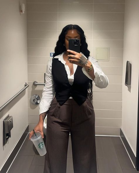 Lael Mitchell ᥫ᭡ | Corporate Bae 🥸 | Instagram In Office Outfit, Flattering Business Casual Outfits, Work Badge Photo Outfit, Fashionable Office Wear, Outfits To Wear To Graduation Ceremony, Summer Corporate Baddie, Corporate Girl Aesthetic Black Woman, Working Outfit Women, Work Outfit Inspo Business Casual