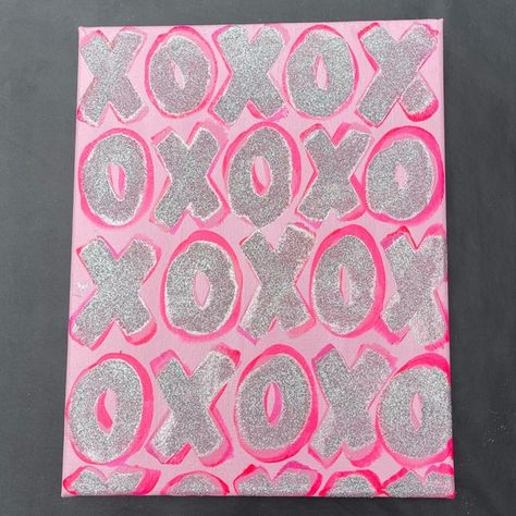 XOXO pink glitter preppy painting!!💖 Painting Ideas On Canvas Simple Easy Pink, Xoxo Painting Canvases, Xoxo Drawing, Painting Ideas On Canvas Preppy, Xo Painting, Pink Canvas Paintings Simple, Glitter Painting Canvas, Preppy Canvas Paintings, Paintings Preppy