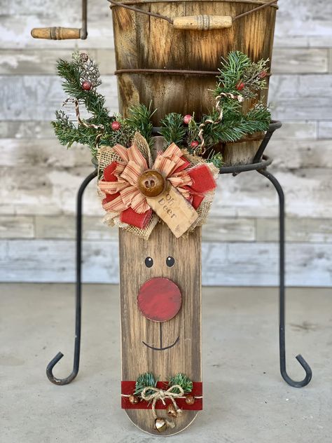 A Rustic Stitch - Oh Deer! This repurposed fan blade... Painted Fan Blades Diy Ideas, Ceiling Fan Crafts, Homemade Christmas Ornaments Diy, Christmas Party Crafts, Fun Halloween Party Games, Diy Christmas Garland, Painted Fan, Christmas Crafty, Christmas Craft Fair