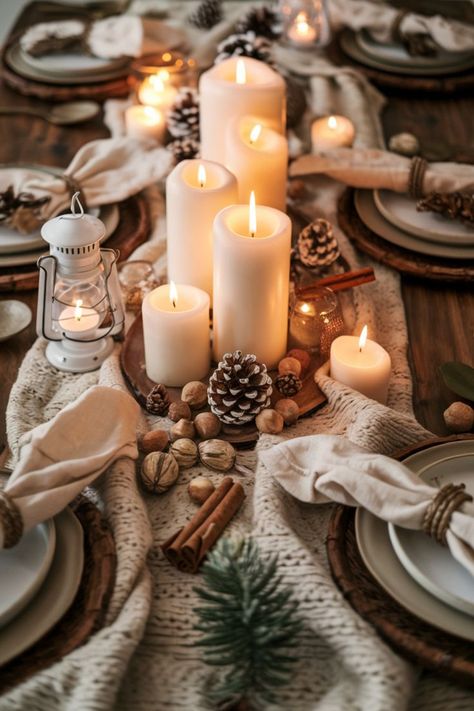 red and green table setting for Christmas Dinner Table Christmas Decorations, Christmas Dinner Decor Ideas, Cozy Christmas Table, Dinner Decor Ideas, Holiday Tablescapes Christmas, Dinner Table Christmas, Christmas Dinner Decor, Table Christmas Decorations, Christmas Table Set Up