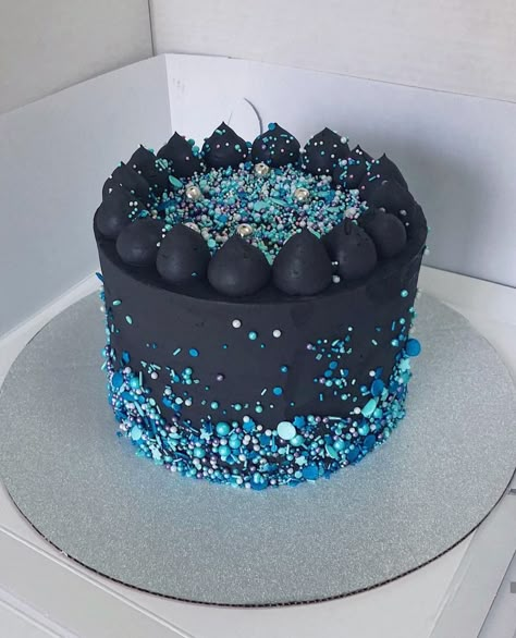 Black cake Black Cake With Sprinkles, Black And Blue Birthday Cake, 14th Birthday Cakes Boy, Cake For Teen Boy, Birthday Cake For Teen Boy, Black And Blue Cake, Blue And Black Cake, Purple And Black Cake, Masculine Birthday Cake