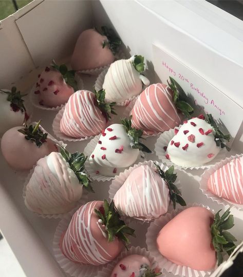 JUSTDIPPED on Instagram: “Pretty in pink 🍓 #london #eastlondon #eastlondonfood #pink #white #chocolatecoatedberries strawberries #wilton #wiltoncandymelts…” Chamoy Apples, Chocolate Covered Strawberries Bouquet, Pink Chocolate, Chocolate Bomb, Chocolate Decorations, Chocolate Covered Oreos, Covered Strawberries, Chocolate Strawberries, Chocolate Covered Strawberries