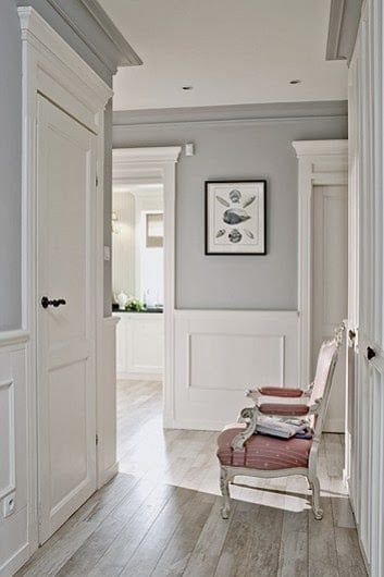 Who said trim has to be white? Painted trim in a bold color can be a great way to achieve an unique look. Check out these 25 rooms with colored trim! 25 Beautiful Examples of Colored Trim via @tipsaholic #colorful #trim #baseboards #home Hallway Designs, Hallway Decor, Chair Rail, Bedroom Paint, Living Room Grey, Paint Colors For Home, Living Room Paint, Hallway Decorating, Room Paint