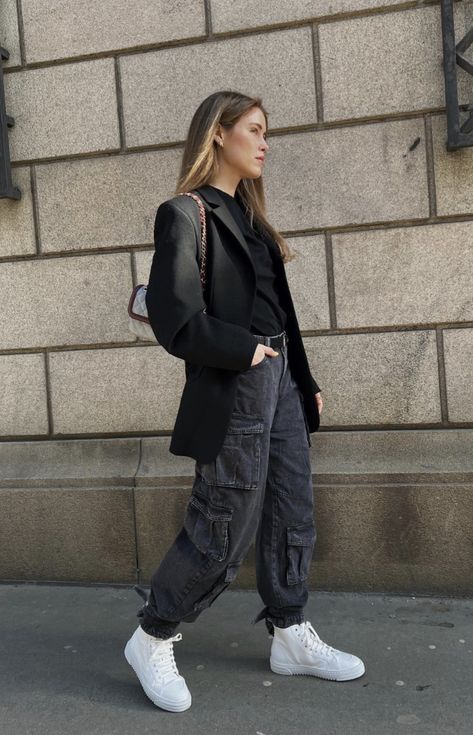 Annabel Rosendahl, Spring Trousers, Workwear Fashion, Influencers Fashion, Pleated Pants, Grey Pants, Spring Style, Tailored Trousers, Top Stitching