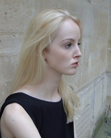 Total Blonde Hair, Pale Person, Blonde Hair Models, Emma Duval, Albino Model, Pale People, Blonde Hair Pale Skin, 2000s Models, Pale Women