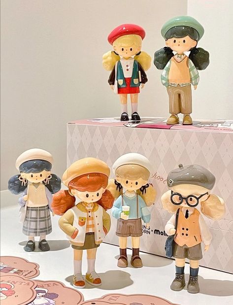 Clay Figurines People, Cute Clay Pins, Bear Clay, Clay Brooch, Clay Pins, Art Toys Design, Clay Figurines, Clay Doll, Tanah Liat