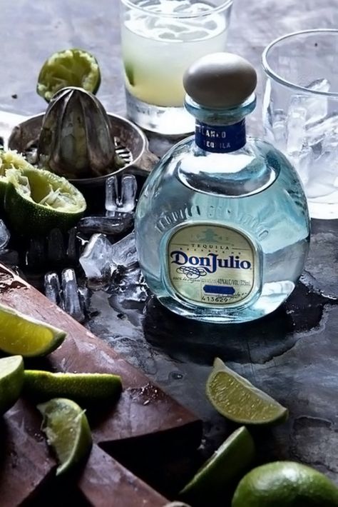 Happy Hour (23 Photos) - Suburban Men Classic Margarita, Cocktail Club, Cocktail Desserts, Margarita Recipes, Ice Cubes, Adult Drinks, Party Drinks, Mixology, Wine And Spirits