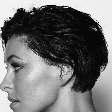 cropped2perfection on Instagram: "The singular Emma Willis with a singular hairstyle by the incredibly talented @louisbyrneiciaiw ." Emma Willis Short Hair, Emma Hairstyle, Emma Thomson Hair, Emma Thompson Short Hair, Emma D’arcy Hair 2024, Emma Willis Hair, Nothing But Pixies, Emma Willis, Beauty Care