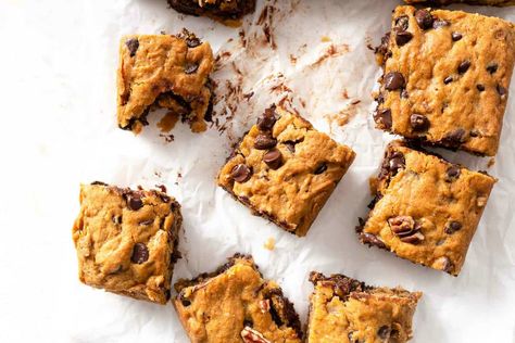 Pumpkin Blondies | My Baking Addiction Pumpkin Blondies Recipe, Candy Corn Bark, Fun Fall Treats, Pumpkin Blondies, Bars With Cream Cheese, Chocolate Chip Blondies, Cream Cheese Glaze, Blondies Recipe, Pumpkin Desserts