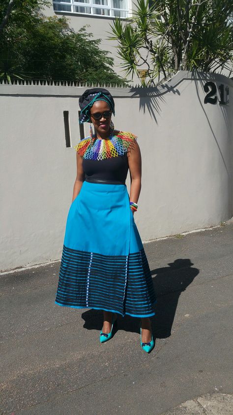 Umbhaco Xhosa Designs Black And White, Shweshwe Skirts For Makoti, Umbaco Xhosa Skirt, Black And White Xhosa Traditional Dress, Shweshwe Dresses For Makoti 2022, Xhosa Traditional Attire, Xhosa Attire, South African Traditional Dresses, African Party Dresses