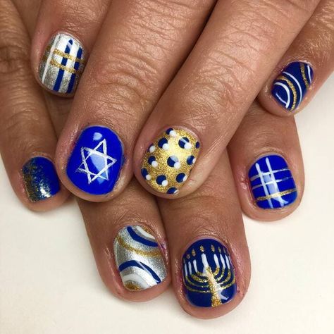 These creative Hanukkah nail designs are perfect for the Celebration of Lights, featuring dreidel designs, candles, stars, and more. #hanukkah #hanukkahnails #naildesigns Blue Stiletto Nails, Blue And Silver Nails, Art Deco Nails, Blue Polish, Nails Today, Nail Pictures, Striped Nails, Nail Idea, Festival Of Lights