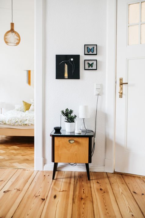 Small console table, also with storage ! Discover more: modernconsoletables.net | #smallconsoletable #modernconsoletable #consoletablewithstorage Wall Between Two Doors, Hallway Wall Decor Ideas, Decoration Hall, Berlin Apartment, Hallway Wall Decor, Boho Deco, Flooring Ideas, Decor Minimalist, Minimalist Kitchen