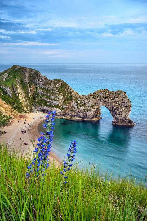 The beautiful natural arch that is Durdle Door, on the Jurassic Coast in Dorset. Photographed by Phil Sproson Photography Monthly Aesthetic, Spring Landscape Photography, Welsh Landscape, British Beach, Royalty Dr, Plymouth Uk, Coastal Pictures, British Beaches, Dream Holidays