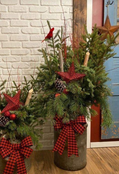 Natal Country, Outdoor Christmas Planters, Outside Christmas Decorations, Christmas Pots, Christmas Planters, Christmas Floral Arrangements, Country Christmas Decorations, Christmas Centerpieces Diy, Front Porch Christmas Decor Ideas