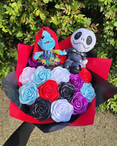 Nightmare Before Christmas Inspired Ramo✨️ Jack & Sally Bouquet 🕷❤️ DM to order 🚨 #rosaseternas #eternalroses #handmaderoses #smallramos #smallbusiness #christmasramo #christmasbouquet #spookybouquet #spookyramo #explorepage✨ Nightmare Before Christmas Flowers, Christmas Bouquet, Flower Gift Ideas, Christmas Rose, Christmas Flowers, Jack And Sally, Jack Skellington, Rose Bouquet, Nightmare Before