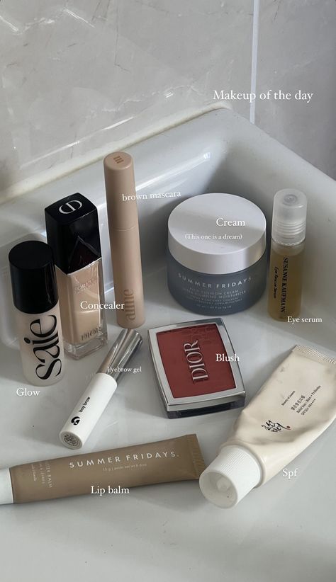 Makeup Essentials Aesthetic, Essentials Aesthetic, Makeup Needs, Makeup Obsession, Makeup Items, Makati, Glam Makeup, Beauty Product, Makeup Essentials