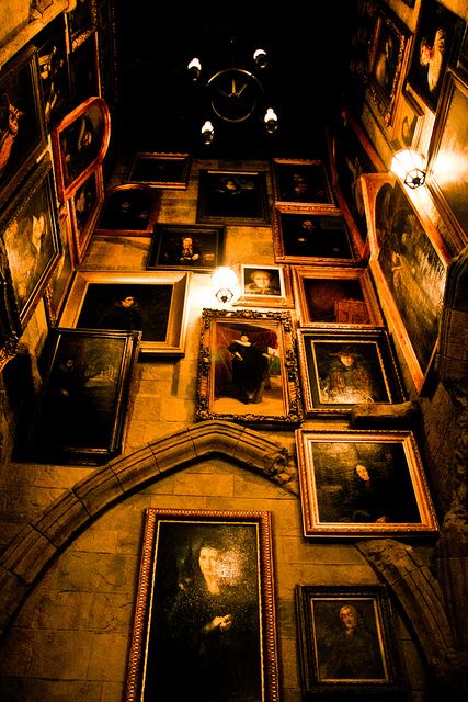 Hall of Portraits Hall Of Portraits, Hogwarts Visuals, Read Pictures, Shifting Hogwarts, Harry Potter Shifting, Harry Potter Christmas Decorations, Hogwarts Shifting, Shifting To Hogwarts, Shifting Board