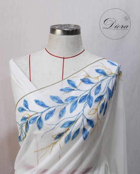 #charithasalanka #engagementsaree Madhubani Hand Painted Saree, Unique Dupatta Designs, Hand Painting Saree, Hand Painted Sarees Boutiques, Fabric Painting Designs For Kurtis Unique, Hand Paint Saree, Dupatta Ideas, Dupatta Painting, Hand Painted Saree