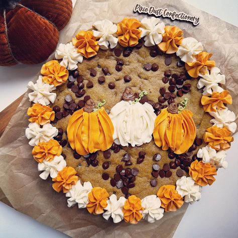 Thanksgiving Cookie Cake Ideas, Thanksgiving Round Cakes, Pumpkin Cookie Cake, Thanksgiving Cookie Cake Designs, Thanksgiving Cookie Cake, Fall Cookie Cake, Cookie Cakes Decorated, Fall Cookie Platter Decorated, Cookie Cake Designs