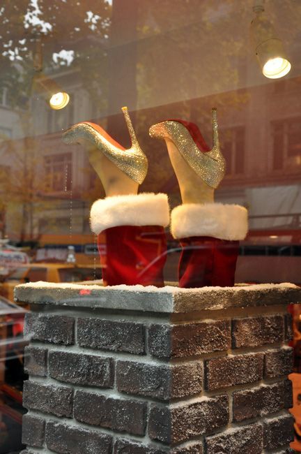 Christmas Maniquin Ideas, Winter Shop Window Display, Christmas Store Decor Ideas, Retail Christmas Decor, Boutique Christmas Window Display, Christmas Windows Ideas, Boutique Christmas Decor, Christmas Store Window, Christmas Window Ideas