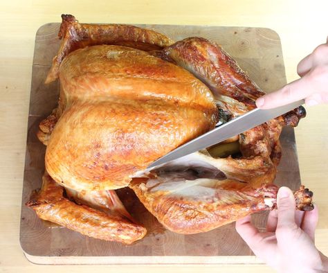 How to carve a turkey Carving Turkey, Carve A Turkey, Cooking The Perfect Turkey, Reheat Turkey, Hawaiian Chicken Recipes, Carving A Turkey, Perfect Turkey, Video Food, Grilled Turkey