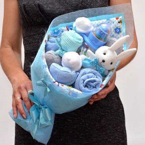 Perlengkapan Bayi Diy, Baby Shower Gift Box, Diaper Gifts, Idee Babyshower, Baby Shower Baskets, Baby Gift Hampers, Baby Shower Crafts, Baby Shower Gift Basket, Baby Shower Diaper Cake