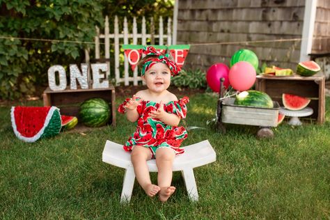 Watermelon Themed Photoshoot, Baby Girl Photoshooting, Watermelon Photoshoot, Watermelon Photography, Watermelon Photo, Girl Photoshooting, Newborn Baby Quotes, Birthday Poses, Bday Photoshoot