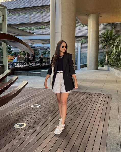 Short Com Blazer, Short With Blazer Outfits, Look Blazer E Short, Blazer Com Short, Look Tenis Nike, Short And Blazer Outfit, Shorts With Blazer Outfits, Look Short Branco, Look Shorts Branco