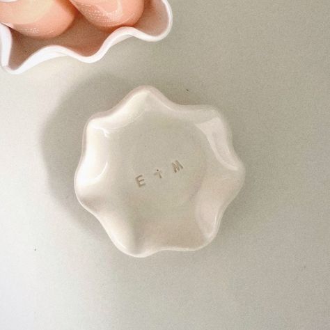 Looking for a personalized engagement gift for her? This unique wedding gift idea features a ring dish jewellery organiser, perfect as a jewellery ring dish holder for her friend.A beautifully unique personalised gift for your best friend - a keepsake for your best friend to organise their rings in a personalised ring dish with a beautiful crisp white wavy finish to this ceramic dish.  These would make perfect Christmas or birthday gifts aswell and are the perfect addition to any dressing table Ceramic Wedding Ring Holder, Engagement Present Ideas For Best Friend, Gift Basket For Bride, Wedding Ceramics, Personalised Engagement Gifts, Diy Ring Dish, Gifts For Engagement, Customized Wedding Gifts, Unique Wedding Gift Ideas