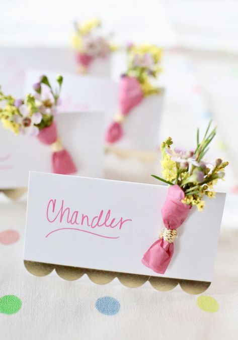 Easter Table Place Marker Cards - The Farm Chicks Easter Lunch Table, Easter Place Cards, Easter Basket Cake, Diy Tea Party, Slider Buns, Summer Table, Easter Tablescapes, Handmade Fair, Table Place Cards