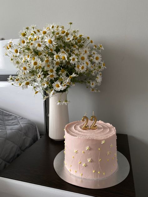 Cute Cakes For 20th Birthday, Birthday 22 Cake, 20 Birthday Cake Aesthetic, Aesthetic Mini Cakes, Mini Birthday Cake Ideas For Her, Birthday Cake Text, Flower Cake Aesthetic, Eighteen Birthday Cake, 29th Birthday Cakes