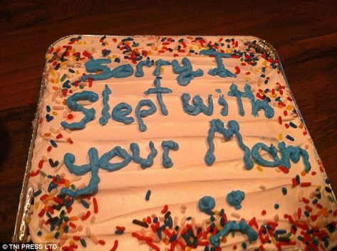 Widget Funny, Goofy Cake, Cursed Cakes, Funny Cakes, Bad Cakes, Ugly Cakes, Cake Quotes, Lovely Cake, Funny Birthday Cakes