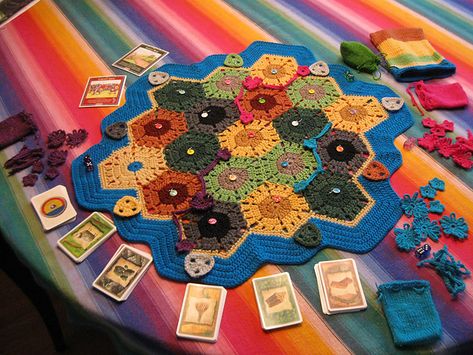 Settlers of Catan Crocheted Board! John Paul and I were both intrigued.... The only question is, can you move the pieces? Catan Board, Crochet Candy, Board Games Diy, Crochet Game, Granny Style, Geeky Craft, Settlers Of Catan, Nerd Crafts, Geek Crafts