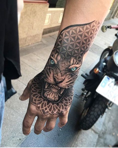 Tiger Hand Tattoo, Herren Hand Tattoos, Mandala Hand Tattoos, Skull Hand Tattoo, Geometric Sleeve Tattoo, Tato Henna, Geniale Tattoos, Hand Tattoos For Guys, Best Sleeve Tattoos