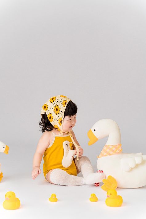 Duck Photoshoot, Kid Portrait, Baby Birthday Decorations, Duck Birthday, Photographs Ideas, Baby Ducks, Baby Yellow, Baby Needs, Baby Milestones